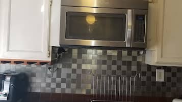 Basic Room, 1 Katil Raja (King) | Dapur kecil peribadi | Peti sejuk/penyejuk beku saiz penuh, ketuhar gelombang mikro, ketuhar