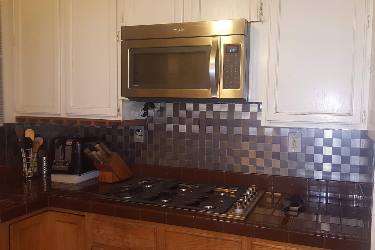 Full-size fridge, microwave, oven, stovetop
