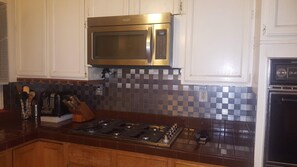 Großer Kühlschrank, Mikrowelle, Ofen, Herdplatte