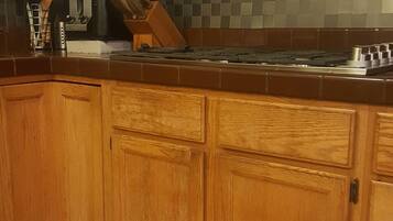 Basic Room, 1 King Bed | Shared kitchen facilities | Full-sized fridge, microwave, oven, stovetop