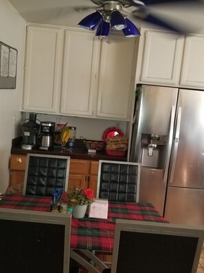 Economy-Zimmer, 1 Queen-Bett | Gemeinsame Küchenausstattung | Großer Kühlschrank, Mikrowelle, Ofen, Herdplatte