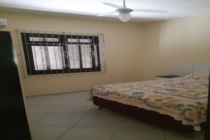 3 Schlafzimmer, BĂŒgeleisen/BĂŒgelbrett, WLAN, BettwĂ€sche