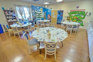 Dining - THREE BEDROOMS Weather-Proof 2026 MEMORIAL DAY in the Heart of Newport (Newport)