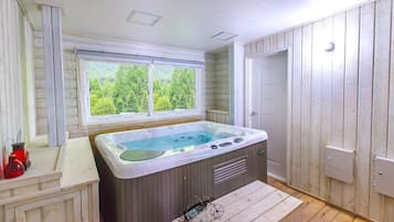 Vine | Jetted bathtub