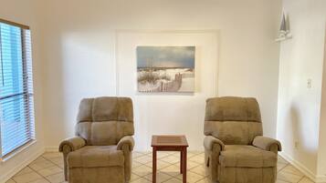 电视、DVD 播放器、影片库