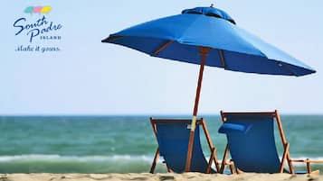 靠近海滩、沙滩椅、沙滩毛巾