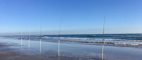 Una playa cerca, sillas reclinables de playa, toallas de playa