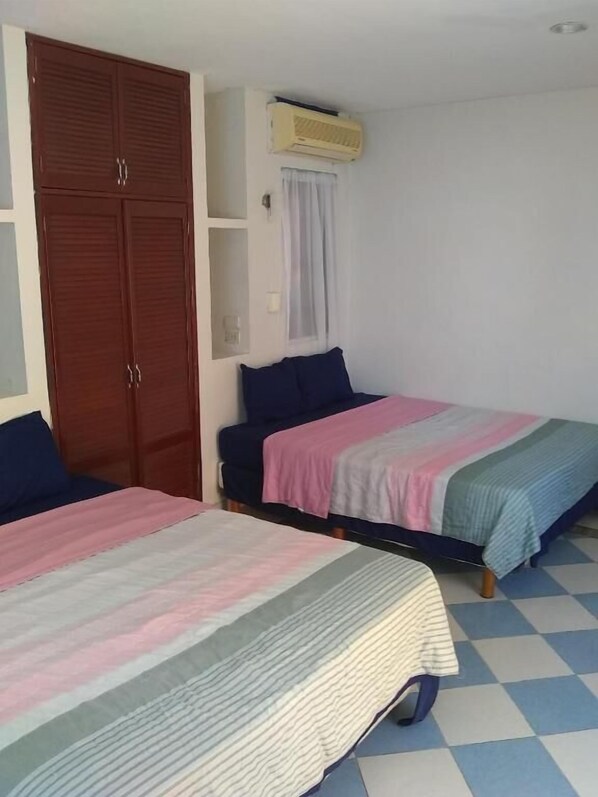 Chambre familiale double, 2 grands lits | Ameublement unique, bureau, espace de travail pour ordinateurs portables
