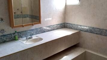 Shower, rainfall showerhead, free toiletries, hair dryer