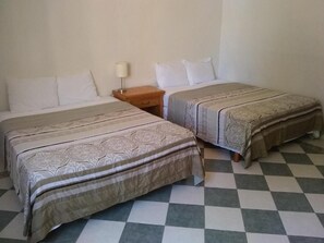 家庭雙人房, 2 張加大雙人床 | 獨特裝修、書桌、手提電腦工作空間、隔音