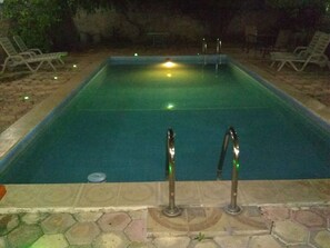 Outdoor pool, open 7:30 AM to 10:00 PM, pool loungers - Yucatan Vista Inn (Mérida)