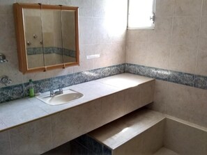 Family Double Room, 2 Queen Beds | Bathroom | Shower, rainfall showerhead, free toiletries, hair dryer - Yucatan Vista Inn (Mérida)