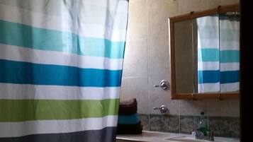 Shower, rainfall showerhead, free toiletries, hair dryer