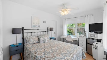 1 habitación, caja de seguridad en la habitación y escritorio