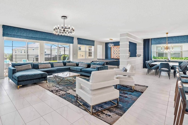 TV connectée, jeux vidéo, baby-foot, table de tennis de table