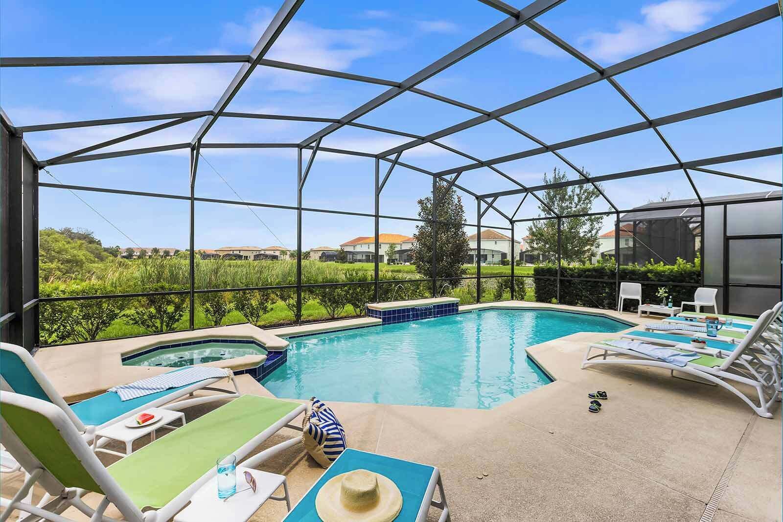 Alberca al aire libre y alberca climatizada