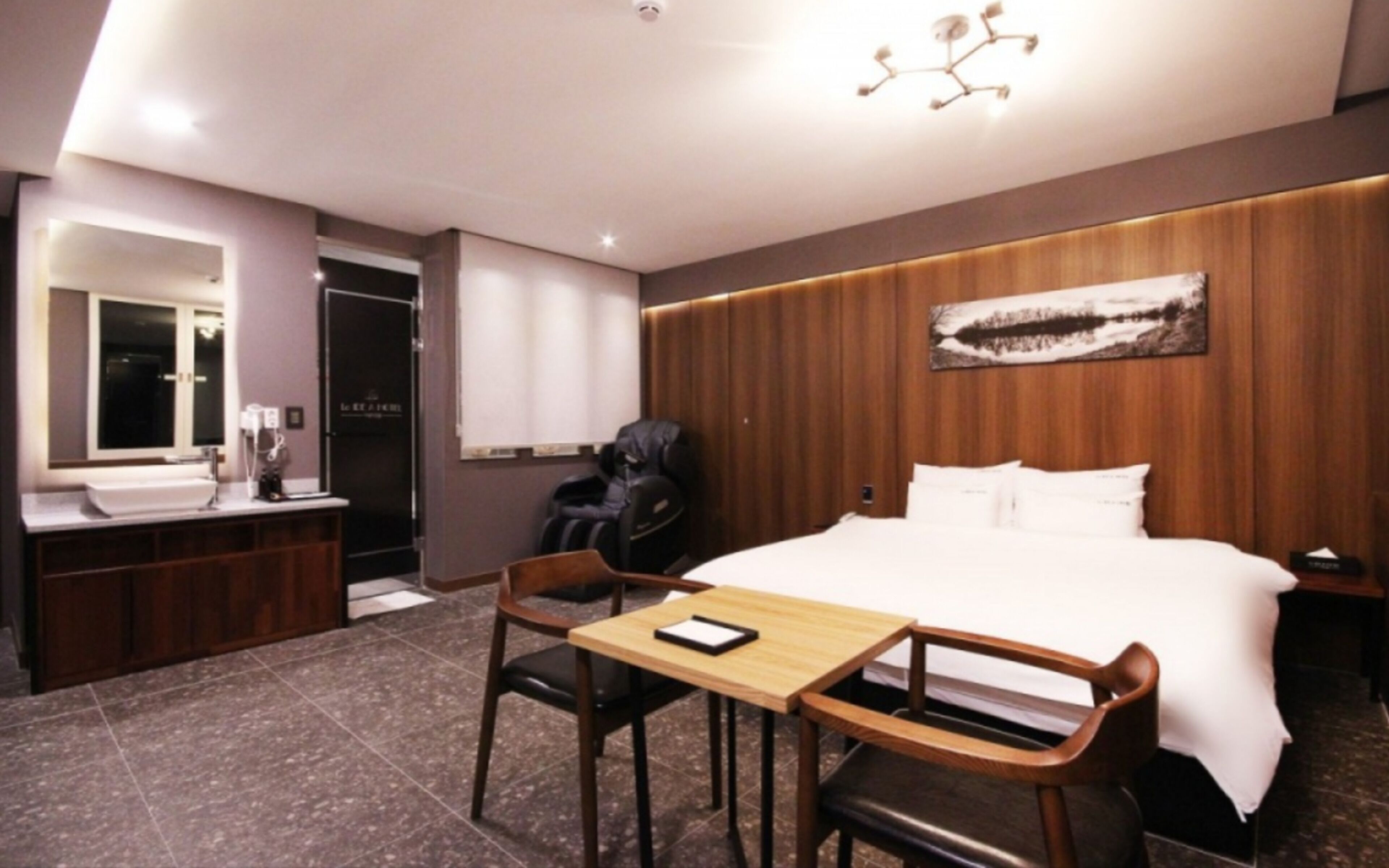 Suite - Massage Chair | WiFi (free), bed sheets