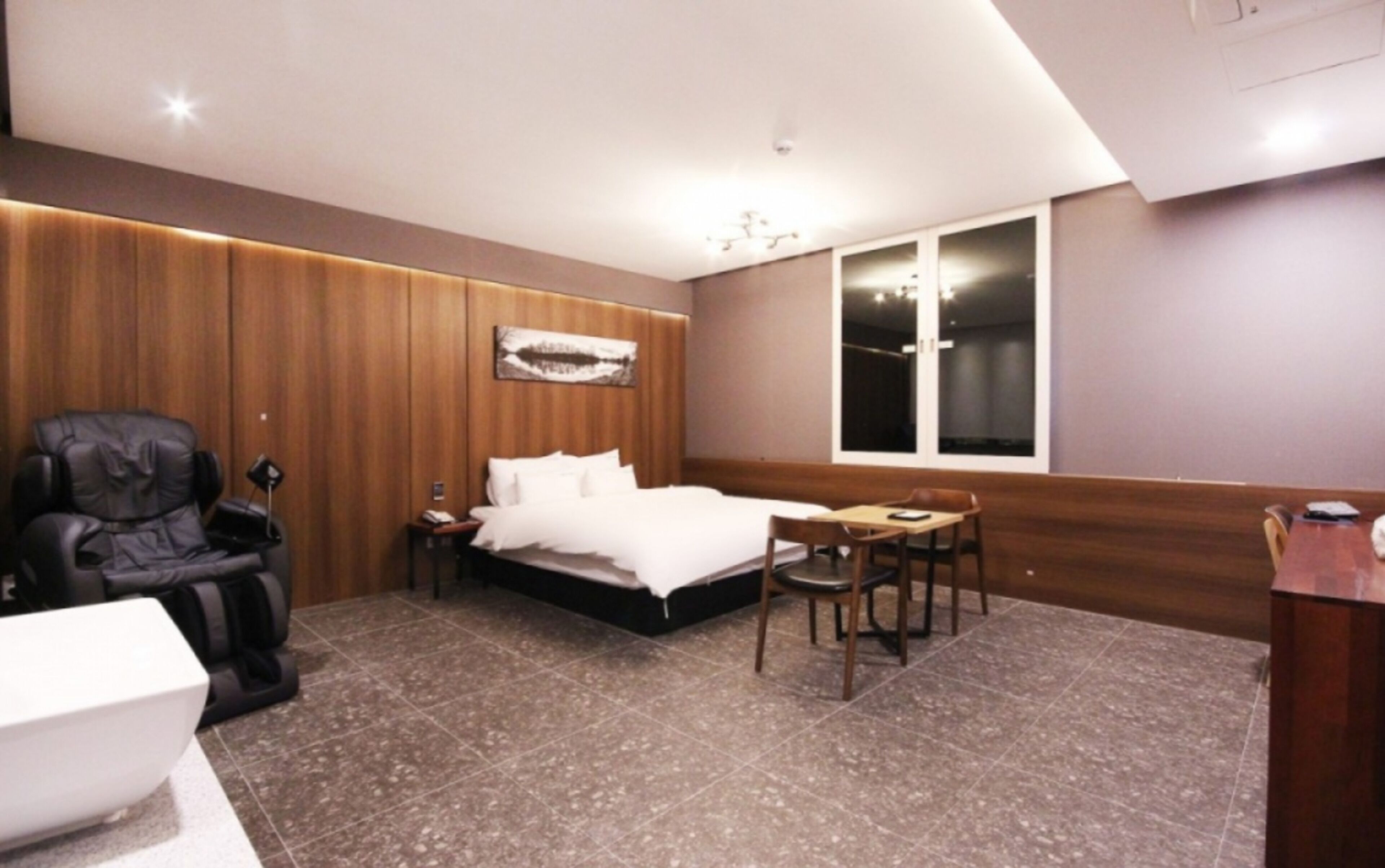 suite - massage chair | 1 bedroom, free wifi, bed sheets