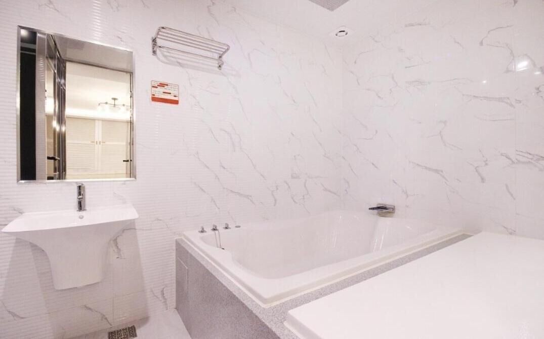 separate bathtub and shower, deep-soaking bathtub, rainfall showerhead