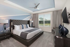 8 Schlafzimmer, Schreibtisch, Bügeleisen/Bügelbrett, Reisekinderbett