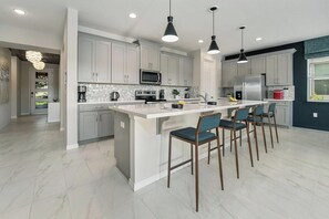 冷蔵庫、電子レンジ、オーブン、コンロ