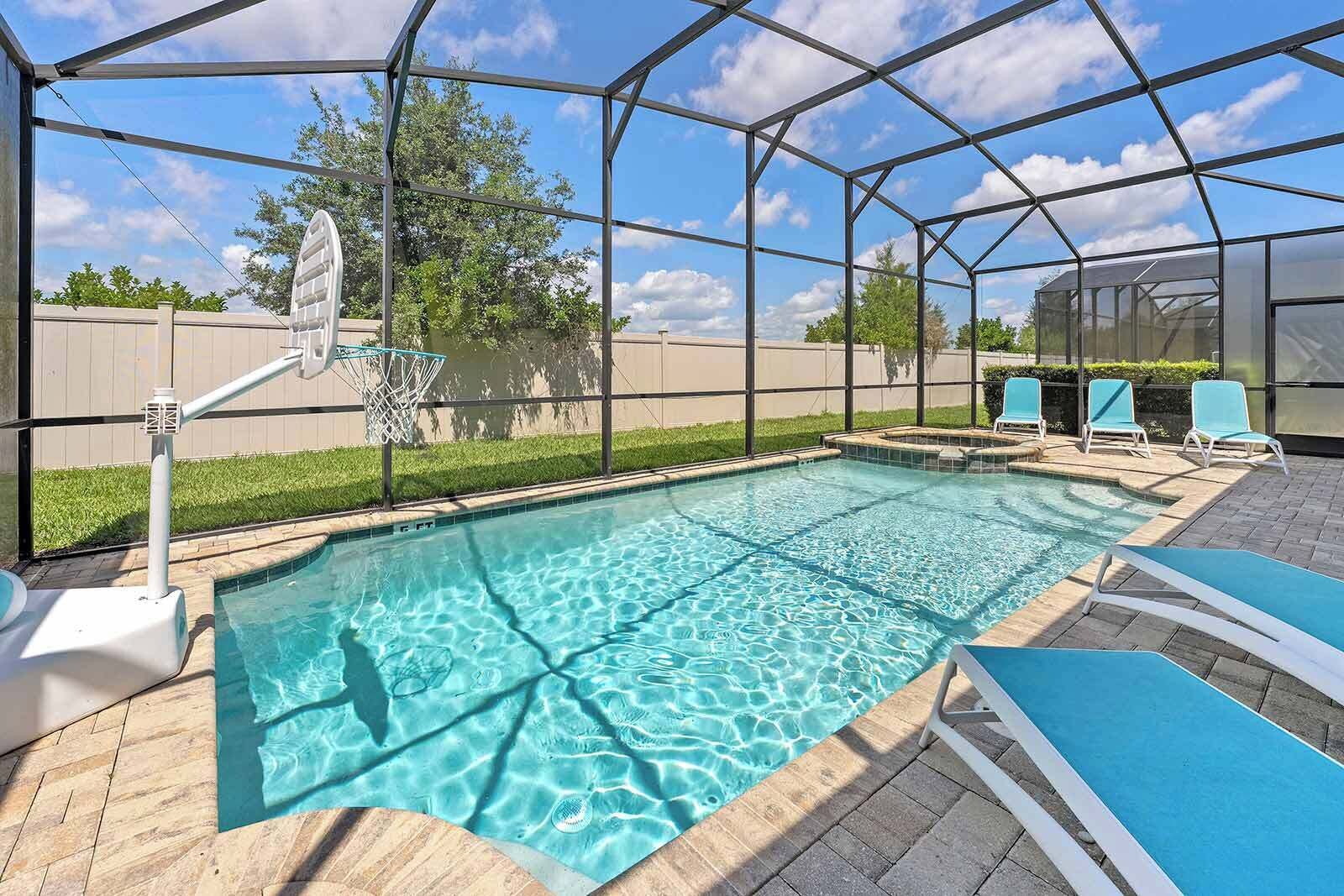 Een buitenzwembad en een verwarmd zwembad