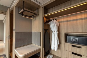 Executive Suite | Egyptian cotton sheets, premium bedding, in-room safe, desk