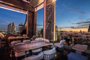 2 bars/lounges, bar met dakterras, cocktailbar