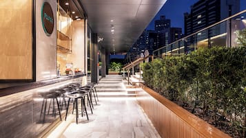 2 bars/lounges, rooftop bar, cocktail bar