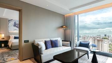 Executive Suite | Ruang keluarga | Smart TV 55-inci dengan saluran TV kabel, TV, dan layanan streaming