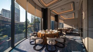 2 restaurants, breakfast, lunch, dinner served; international cuisine