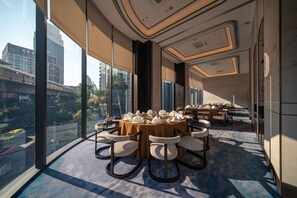 2 restaurants; breakfast, lunch, and dinner served