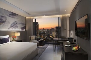 Carlton Club Room | Egyptian cotton sheets, premium bedding, in-room safe, desk