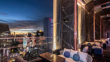 2 bars/lounges, rooftop bar, cocktail bar