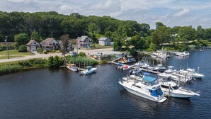 A marina with several boats docked, surrounded by residential houses and greenery. - Waterfront Cottage - Mystic, Westerly, Stonington Beaches and Casinos Nearby (Stonington)