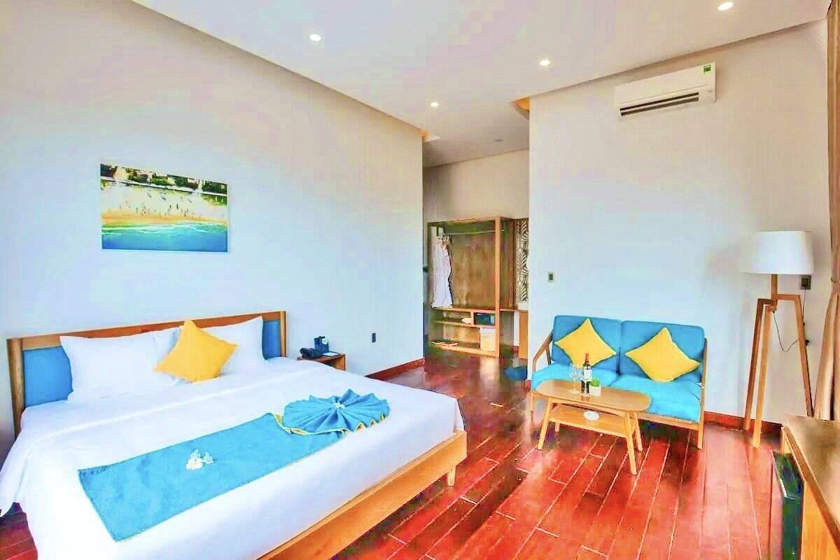 Ein Hotelzimmer mit Bett, Sofa, Tisch und Klimaanlage.