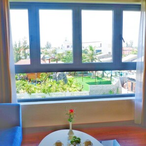 Căn hộ Executive | Khu phòng khách | TV màn hình phẳng 35-inch có truyền hình cáp, TV 