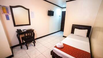 Une chambre d’hôtel avec un lit, un bureau avec une chaise, une télévision et un miroir au mur.