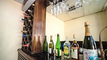 Una zona de bar con varias botellas y vasos.