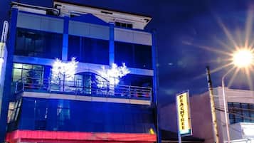 Vista frontal de la propiedad