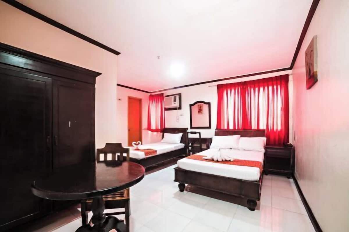 Meja, seterika/papan seterika, Wi-fi percuma, cadar katil