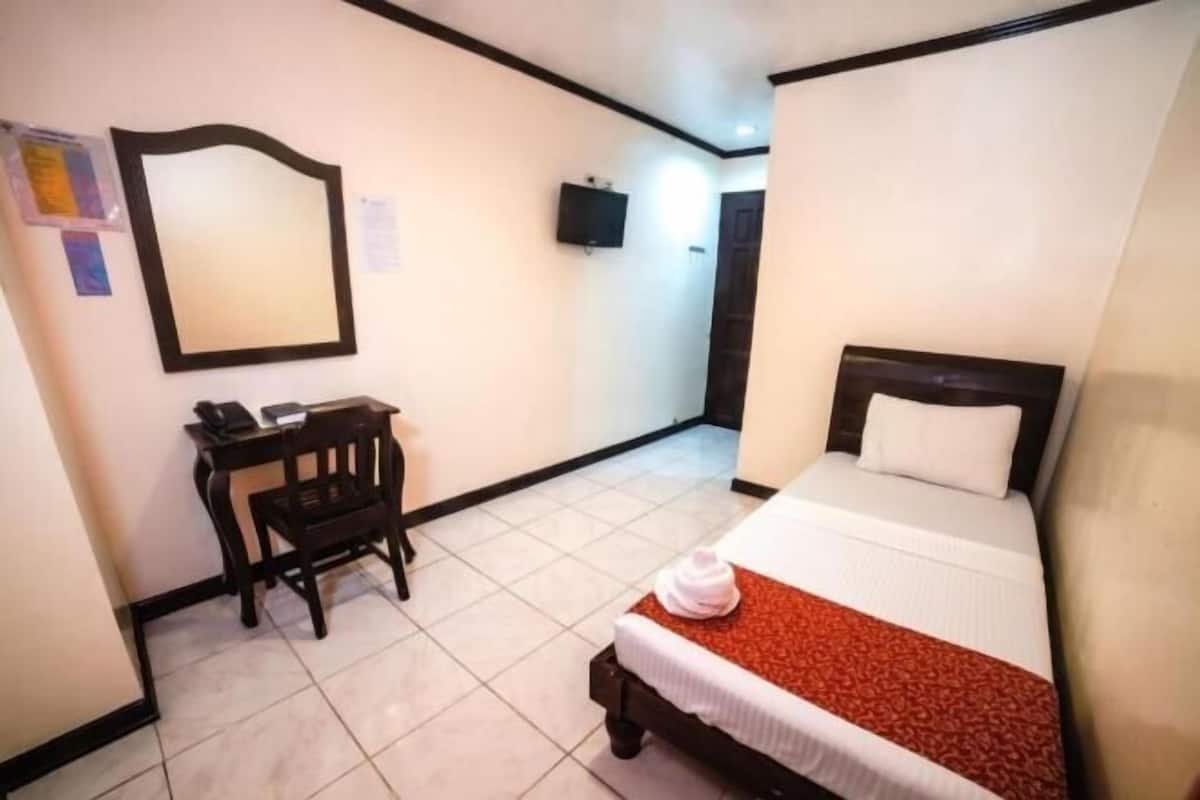 Escritorio, tabla de planchar con plancha, wifi gratis y ropa de cama