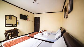 Habitación triple básica | Escritorio, tabla de planchar con plancha, wifi gratis y ropa de cama