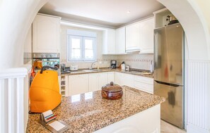 Kühlschrank, Mikrowelle, Herdplatte, Geschirrspüler