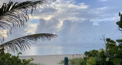 Steps to the beach! Secluded,! Private patio! Book now for season!