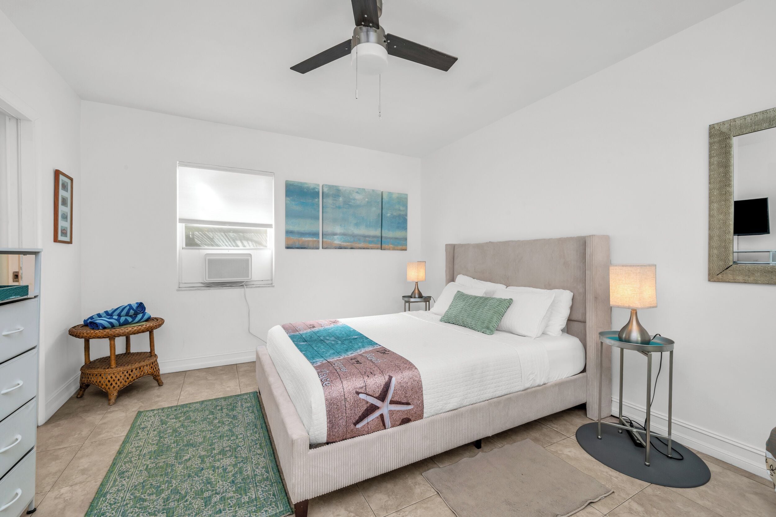 1 slaapkamer, een bureau, een strijkplank/strijkijzer, reisbedje