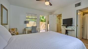 1 habitación, escritorio, tabla de planchar con plancha y cuna de viaje