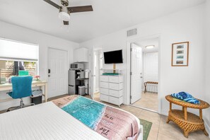 1 dormitorio, escritorio, tabla de planchar con plancha y cuna de viaje