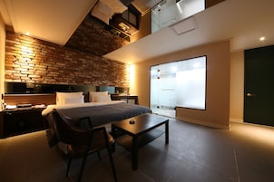 Blackout curtains, free WiFi, bed sheets