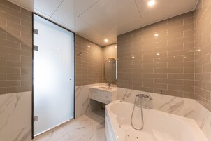 Bañera y ducha independientes, bañera profunda
